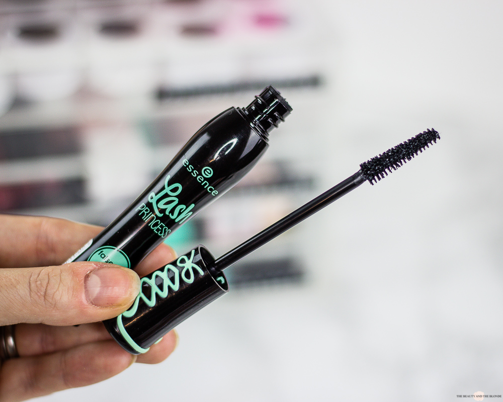 Essence lashes. Тушь Эссенс принцесса. Тушь Эссенс Lash Princess. Эссенс лаш принцесс туши. Тушь Essence Lash Princess водостойкая.