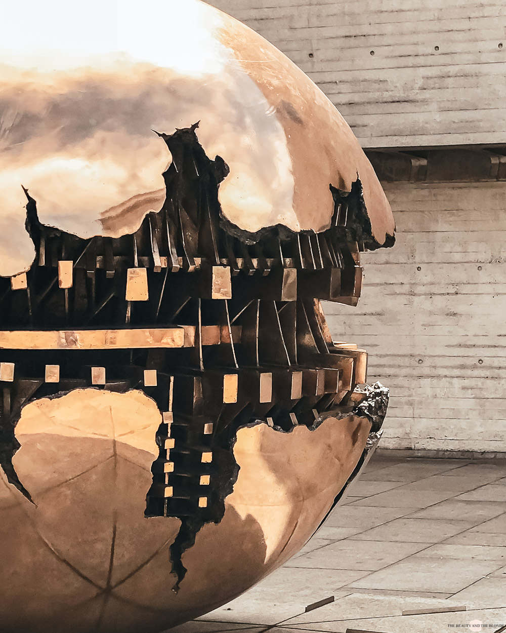 Dublin Trinity College Sphere Within Sphere Skulptur